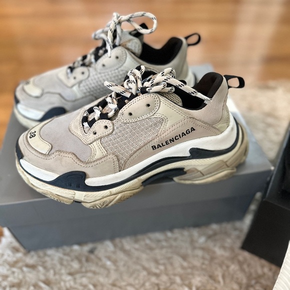 Authentic Balenciaga Triple S Sneakers - Picture 5 of 16